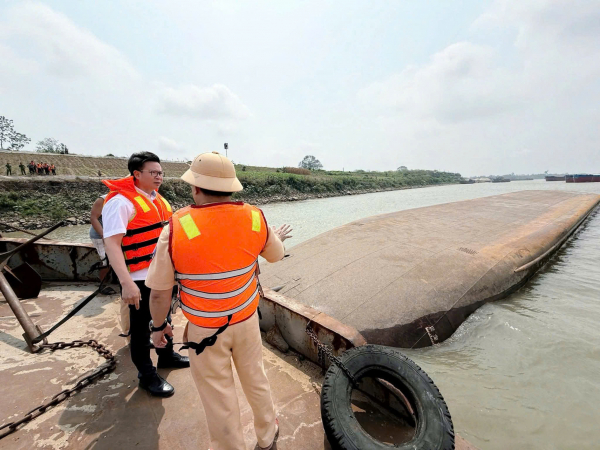 Huy động hơn 40 cán bộ, chiến sĩ tham gia tìm kiếm nạn nhân chìm tàu trên sông Hồng -1