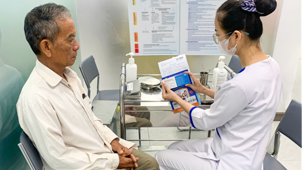 Lo ngại viêm não mô cầu, nhiều người đi tiêm chủng