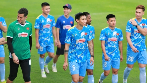 HLV Kim Sang Sik đánh giá cao cặp đôi Đình Trọng – Đoàn Văn Hậu, hé lộ tình hình Xuân Son