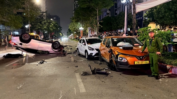 Hiện trường Lexus lật ngửa sau khi tông liên hoàn 5 xe lúc nửa đêm