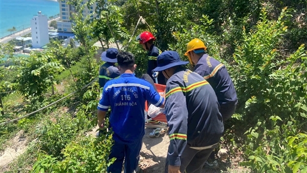 Cứu nạn nữ du khách đến từ Australia bị ngất xỉu khi leo núi Cô Tiên ở Nha Trang