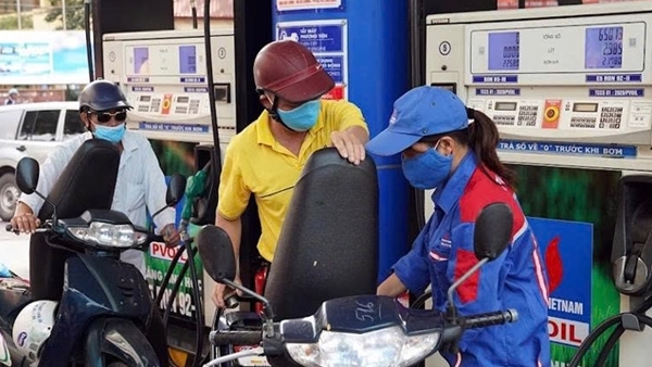 Giá xăng dầu giảm mạnh, xăng RON95-III giảm hơn 5.600 đồng/lít