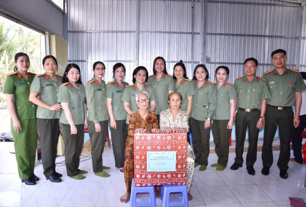 Hội Phụ nữ Cụm thi đua số 7 tặng nhà “Nghĩa tình phụ nữ” tại Cà Mau -0