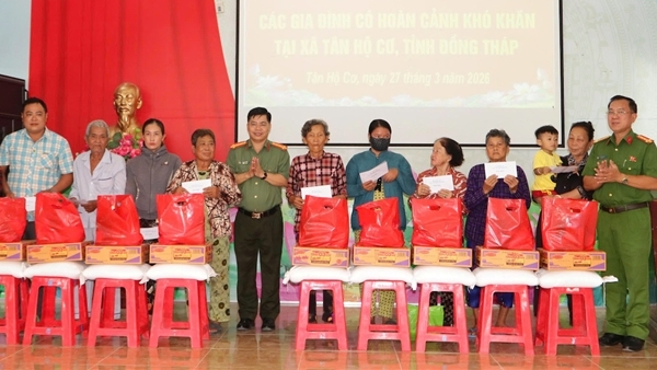 Cục An ninh nội địa tặng quà cho người dân xã biên giới tỉnh Đồng Tháp
