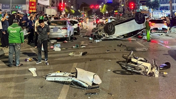 Tạm giữ hình sự tài xế Lexus tông liên hoàn 5 ô tô ở Hà Nội