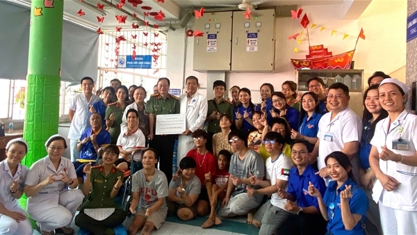 Bệnh viện 30-4 thăm hỏi, tặng quà các em nhỏ có hoàn cảnh đặc biệt khó khăn và khuyết tật