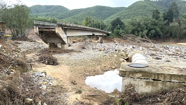 Cần sớm khơi thông sông Tả Trạch để đảm bảo an toàn cho người dân