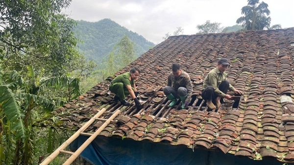 Công an xã Minh Khai hỗ trợ người dân khắc phục hậu quả mưa đá