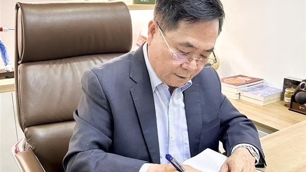 Người kể chuyện Kế hoạch phản gián CM-12