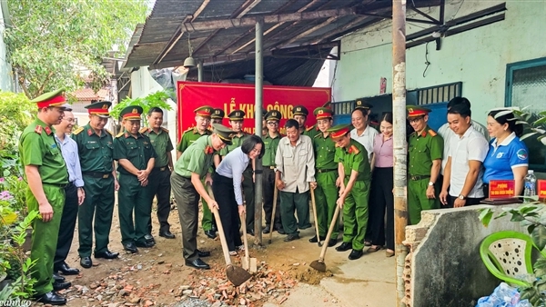 Khởi công sửa chữa nhà cho thương binh có hoàn cảnh khó khăn