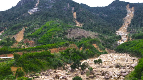 Hơn 200 hộ dân sống thấp thỏm dưới chân núi Chư Yang Hanh