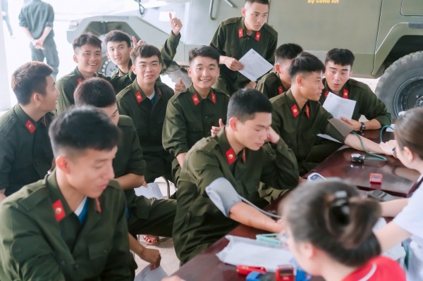Gần 800 CBCS Trung đoàn CSCĐ Bắc Trung Bộ tham gia hiến máu tình nguyện -0