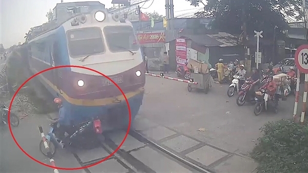 Liều lĩnh vượt rào chắn, tài xế xe máy bị tàu hỏa tông văng