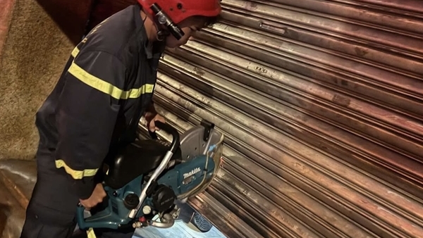 Cắt cửa cuốn giải cứu 2 người trong vụ cháy nhà 6 tầng