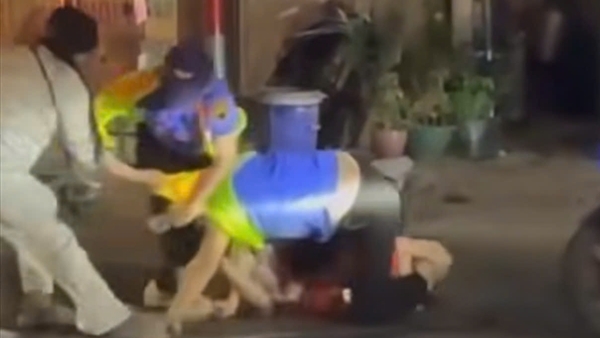 Vượt đèn đỏ, áp sát đường ray, còn hành hung nhân viên gác chắn