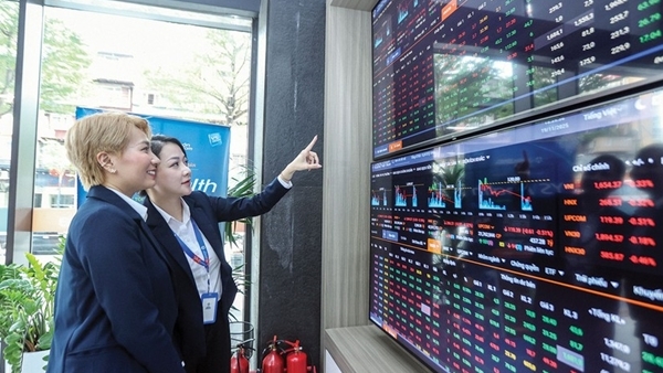 Đón tin tốt, chứng khoán thăng hoa tăng gần 80 điểm