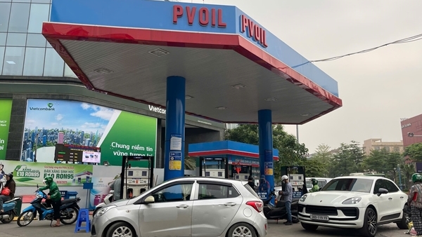 Giá xăng dầu giảm mạnh, dầu diesel giảm gần 10.000 đồng một lít