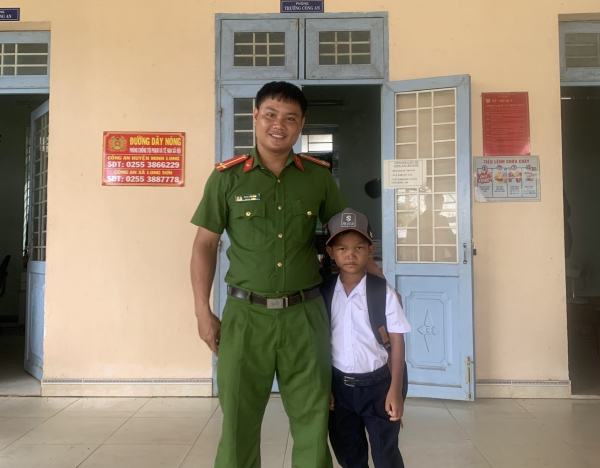Nơi những đứa trẻ H’re mồ côi gọi Công an xã là cha -0