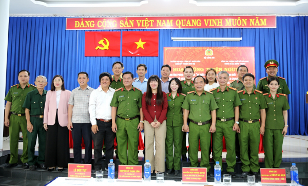 Trường Đại học CSND và Công an xã Đông Thạnh tặng quà cho 215 hộ dân khó khăn -0