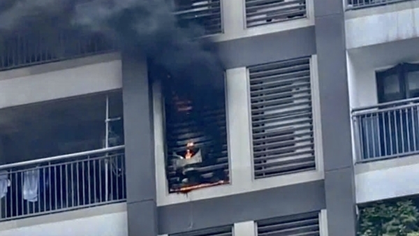 Cảnh sát dùng xe thang chữa đám cháy căn hộ ở tòa nhà  45 tầng