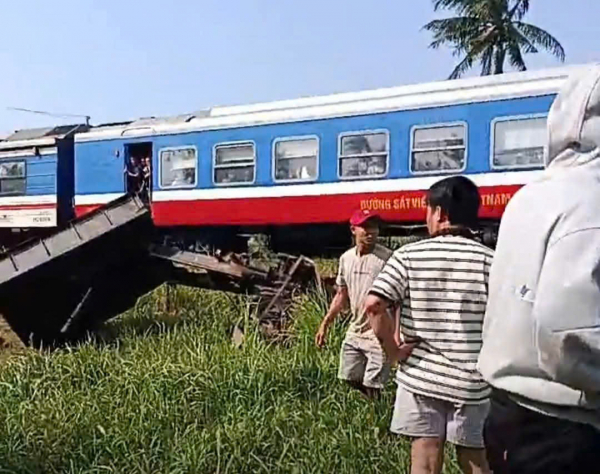 Tàu lửa tông xe công nông băng qua đường ngang tự mở, ba ông cháu thương vong -0
