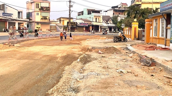 Mở rộng tuyến đường trăm tỷ ở Huế: Dự án ngổn ngang, dân bức xúc vì... nắng bụi, mưa sình