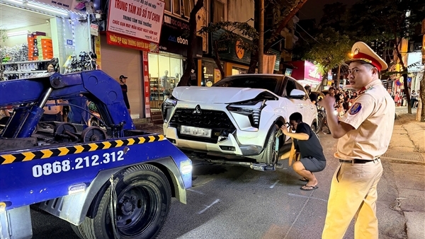 Nữ tài xế lái ô tô tông liên tiếp nhiều xe ở Hà Nội