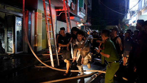 Cảnh sát PCCC khẩn trương tiếp cận cứu 5 người mắc kẹt trong vụ hỏa hoạn