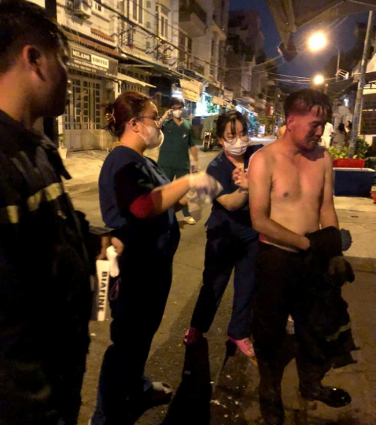 Đại úy Công an băng mình qua lửa dữ, cứu cháu bé 13 tháng tuổi thoát khỏi hỏa hoạn -0