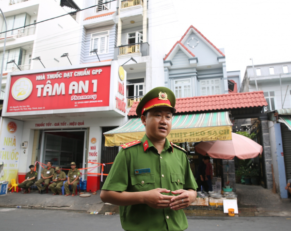 Đại úy Công an băng mình qua lửa dữ, cứu cháu bé 13 tháng tuổi thoát khỏi hỏa hoạn -0