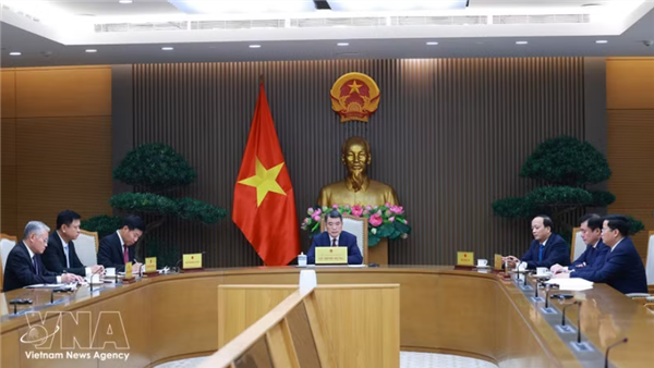 Vietnamese Prime Minister holds phone talks with Singaporean counterpart