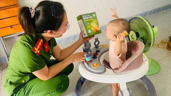 Thăm hỏi gia đình cháu nhỏ bị mẹ bóp mũi, bịt miệng, tung clip