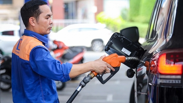 Giá dầu diesel giảm gần 2.000 đồng/lít