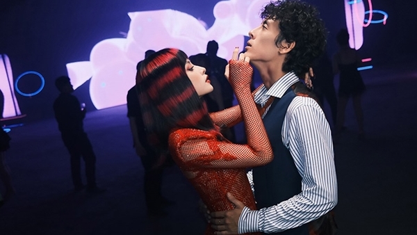 Dán nhãn độ tuổi cho MV: Khi “tấm biển cảnh báo” còn bỏ ngỏ