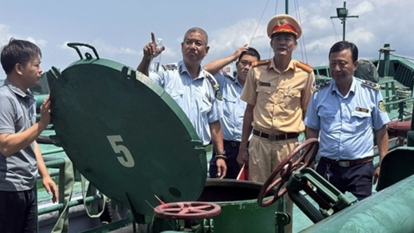 Thu giữ hơn 10.000 lít dầu DO và lượng lớn mỹ phẩm không rõ nguồn gốc