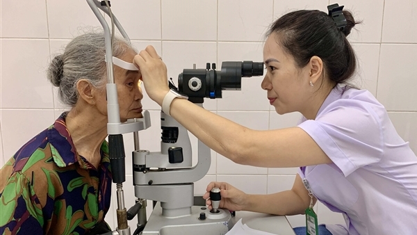 Bệnh viện 19-8 khám bệnh, phát thuốc miễn phí cho gần 300 người cao tuổi xã Nghĩa Trụ