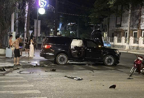 Hai ôtô lao lên lề, vỡ nát sau va chạm