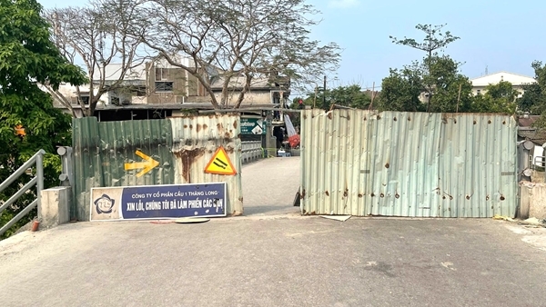 Huế: Cầu xây xong nhưng vẫn phải rào chắn vì... chờ đường