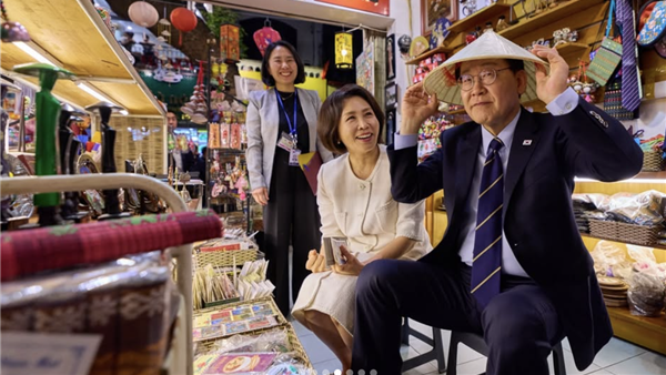 Tổng thống Hàn Quốc đội nón lá, kể chuyện dạo phố Hà Nội về đêm