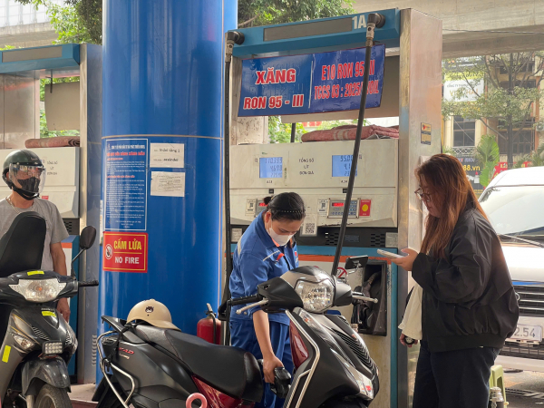 Giá xăng dầu tiếp tục giảm, dầu diesel giảm gần 1.200 đồng/lít -0
