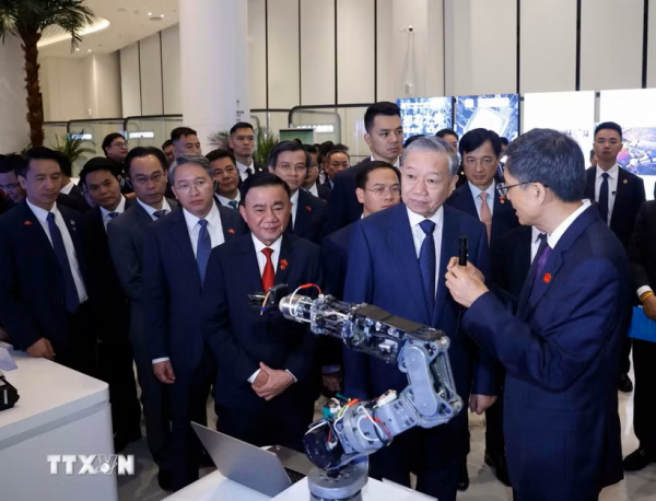 Tổng Bí thư, Chủ tịch nước Tô Lâm nghe giới thiệu về Trung tâm hợp tác ứng dụng AI Trung Quốc-ASEAN. Ảnh: TTXVN.