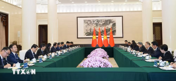 Quang cảnh buổi hội kiến giữa Bộ trưởng Lương Tam Quang và đồng chí Trần Văn Thanh, Ủy viên Bộ Chính trị, Bí thư Ủy ban Chính trị, pháp luật Trung ương Đảng Cộng sản Trung Quốc. (Ảnh: TTXVN)