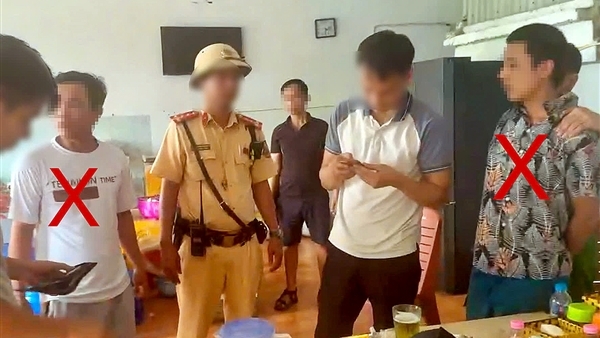 CSGT tuần tra cùng Công an xã, liên tiếp bắt đối tượng mang ma túy