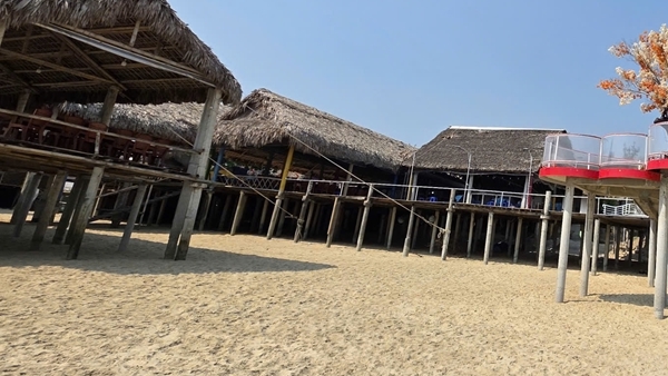 Bãi biển Lăng Cô bị bao chiếm, chính quyền rề rà việc xử lý các trường hợp vi phạm