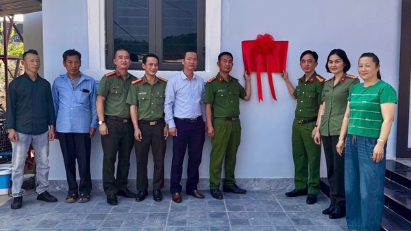 Công an tỉnh Điện Biên khánh thành nhà tình nghĩa hỗ trợ CBCS khó khăn