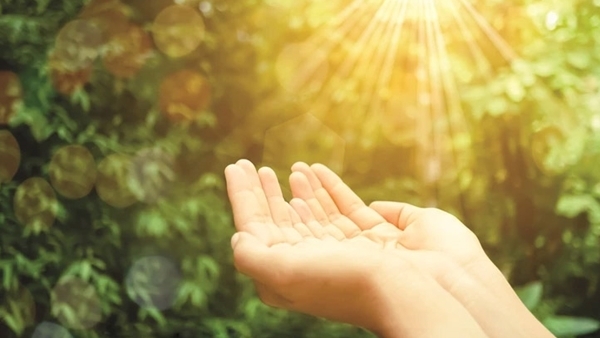 Hiện hữu như “cái gì đó” và “không gì cả”