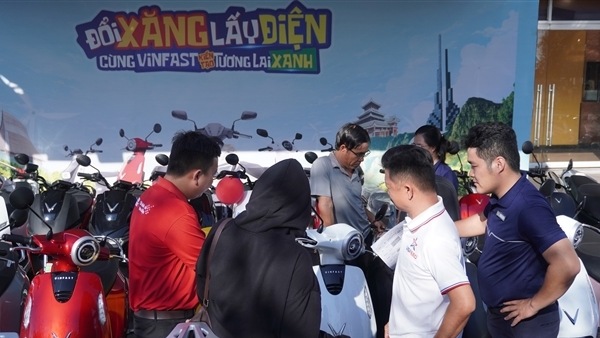 Nhiều người dân miền Tây tranh thủ mua xe nhận ưu đãi tháng 4 trong ngày hội “Đổi xăng lấy điện”