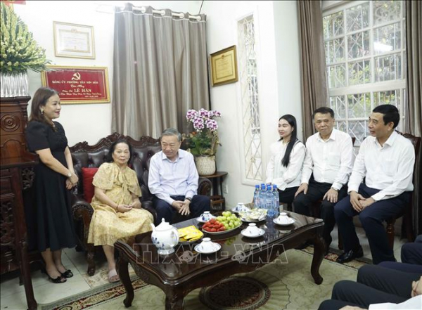 Tổng Bí thư, Chủ tịch nước Tô Lâm dâng hương tưởng nhớ các đồng chí lãnh đạo tiền bối -1