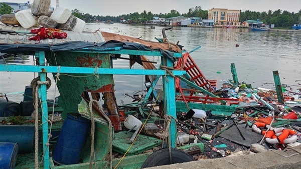 Cháy, nổ tàu cá tại Bến phà Tắc Cậu, 7 người bị thương