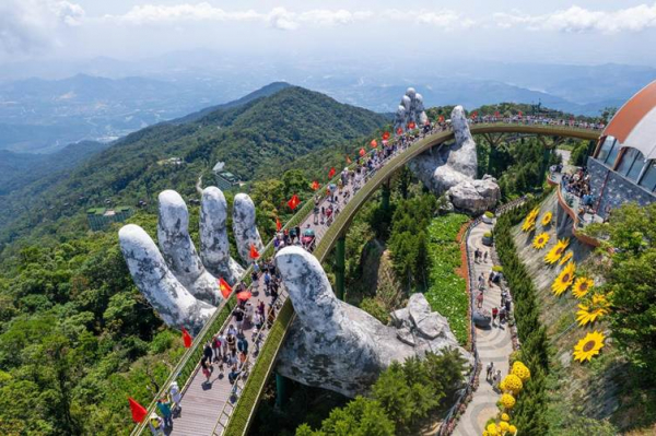 Du khách hồ hởi tận hưởng kỳ nghỉ đích thực trên đỉnh Bà Nà dịp lễ 30/4 -1
